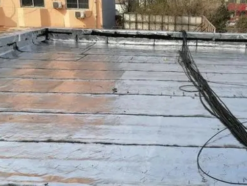 明溪卫生间漏水维修公司分享下明溪屋面楼顶防水刚性防水层施工要点。